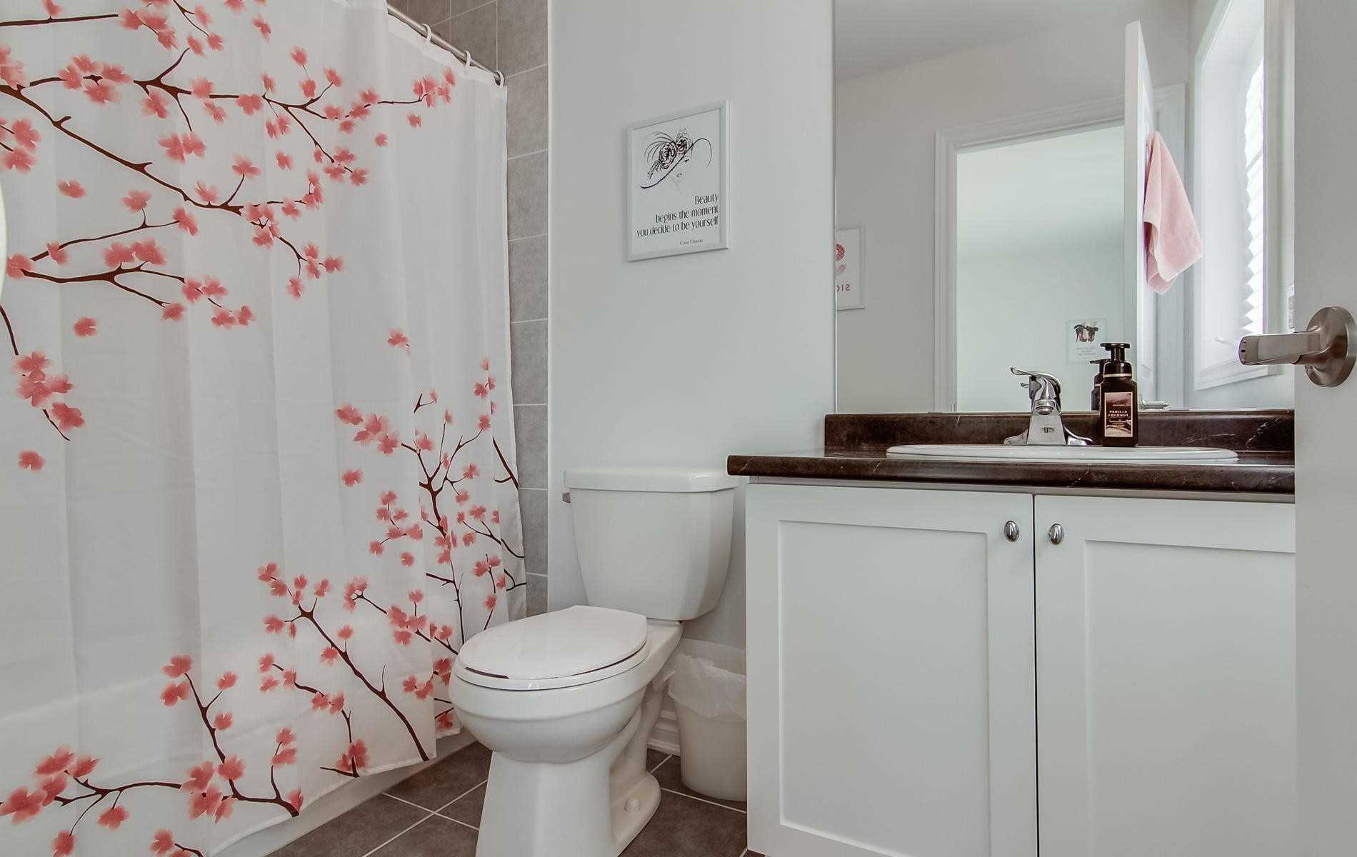 1625 Emberton Way Innisfil bathroom