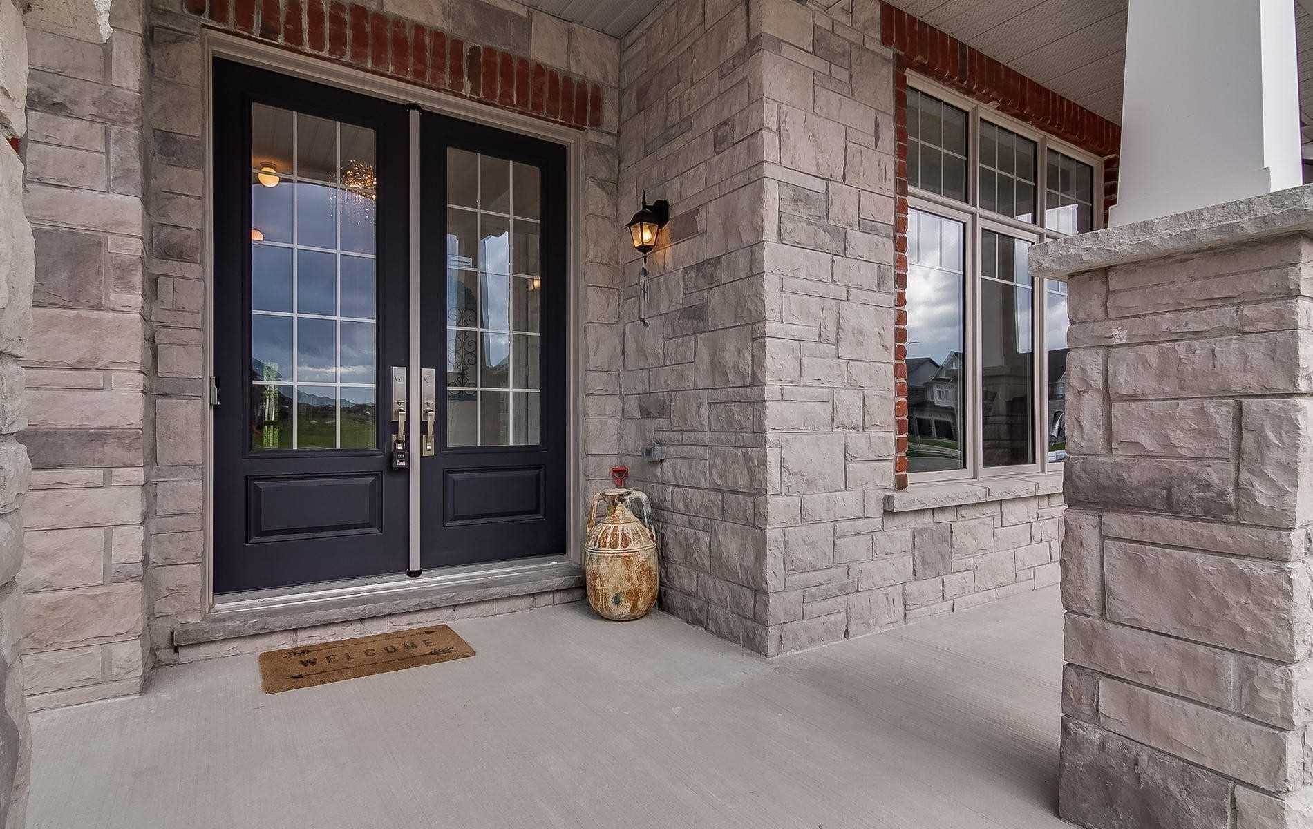 1625 Emberton Way Innisfil front entrance