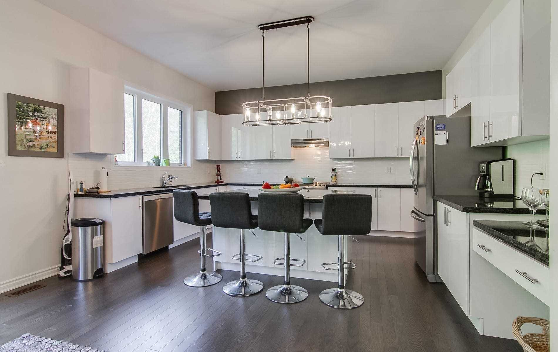 1625 Emberton Way Innisfil kitchen island