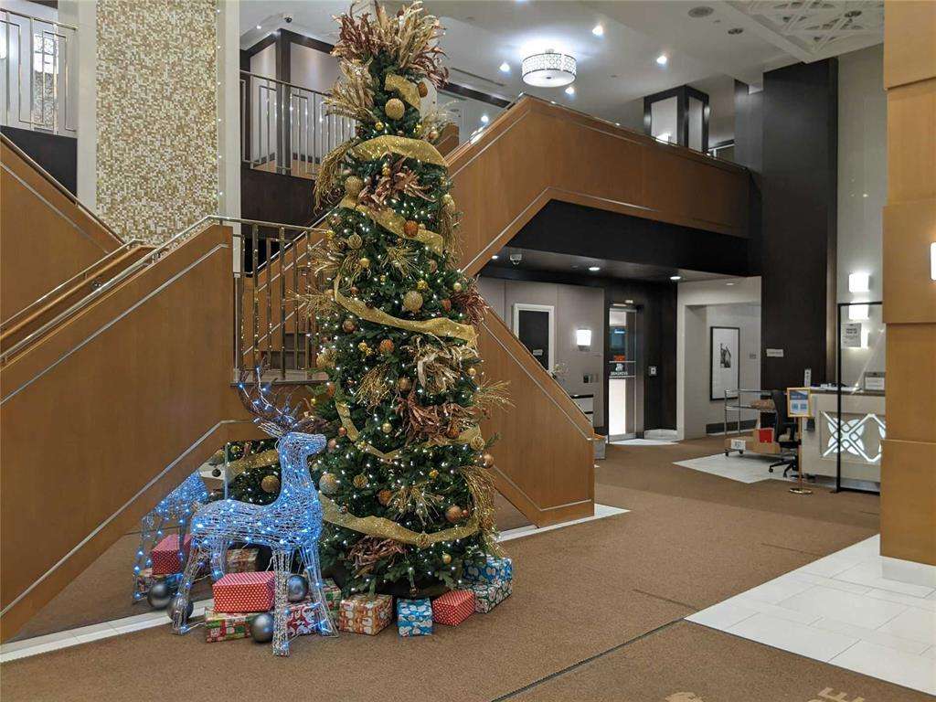 100 Harrison Garden Blvd Toronto North York - Lobby Christmas